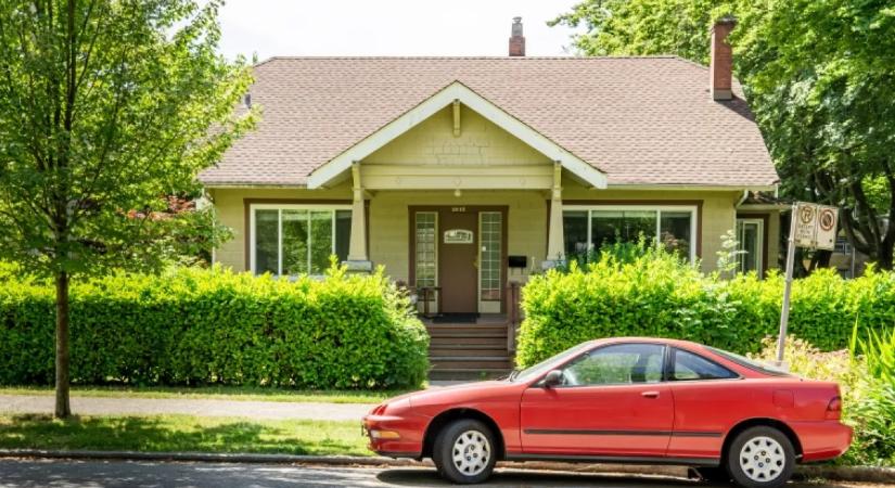 Ha így parkolsz a ház előtt, megbüntethetnek: sokan nem is tudnak róla