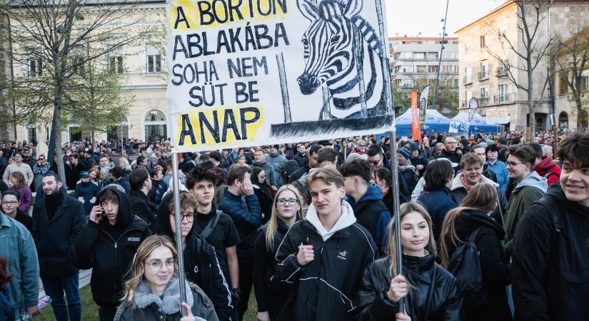 A fiatalok búcsúzni jöttek Orbántól Debrecenben