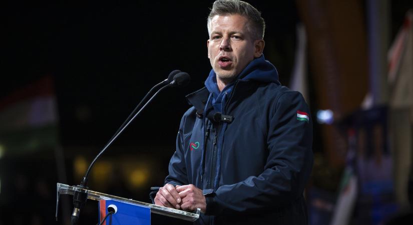 Magyar Péter feketeruhások helyett tömeget vitt a győri utcákra