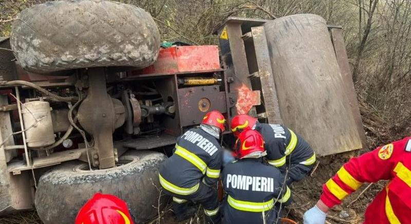 Horror Csarnóházán: szakadékba zuhant az úthenger, alá szorult a vezető