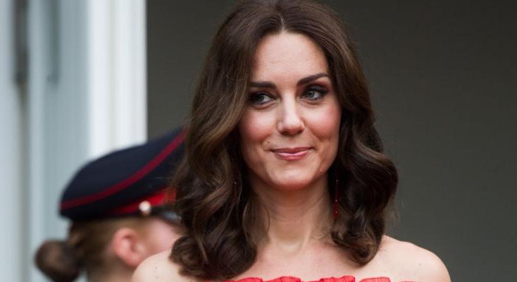 Katalin hercegné fürdőruhában: még Meghan Markle-nél is szexisebb