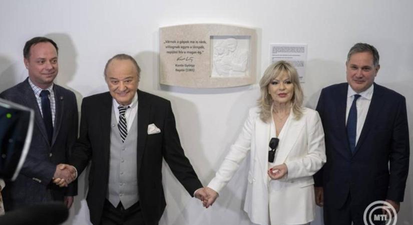Korda Györgyöt és Balázs Klárit ábrázoló domborművet avattak fel a budapesti repülőtéren