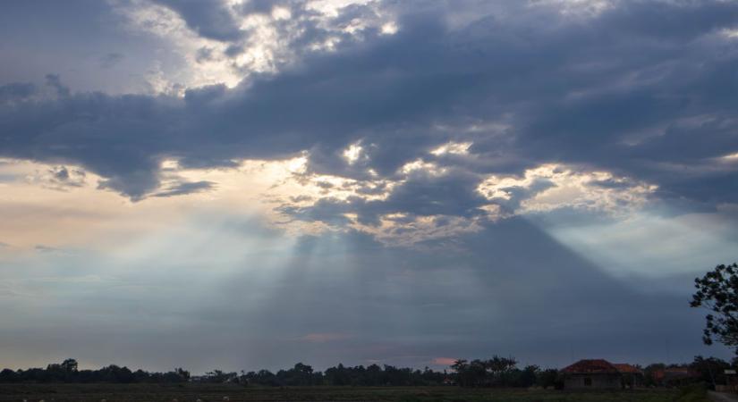 Frontális felhőzet érkezik pénteken, íme a részletes időjárás előrejelzés