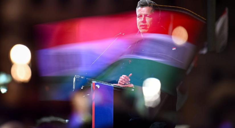 „Az emberek csak akkor hinnék el, hogy igazi merénylet történt, ha valaki tényleg meg is halna” – kétharmadlázban égő tömeg fogadta Magyar Pétert Győrben