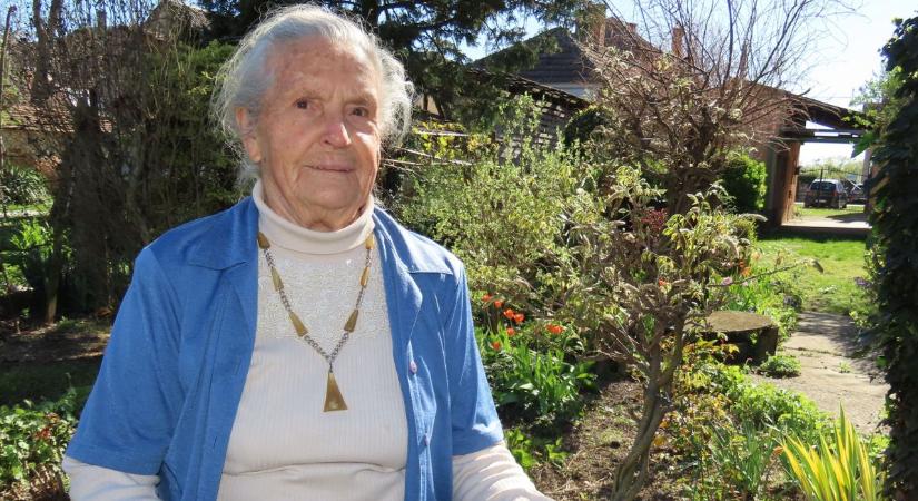 Irénke néni gondozza kertjét, olvas, horgol, verseket mond, 100 évesen is tevékeny - fotók, videó