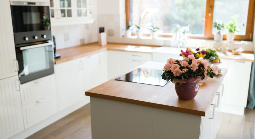 Felejtsd el a parkettát és a csempét: ez hódítja meg 2026-ban a konyhákat