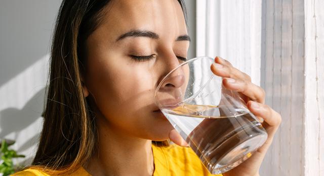 Kevésbé közismert tüneteket és hosszútávú problémákat is okozhat, ha nem iszol eleget