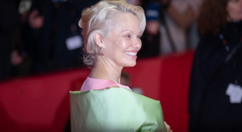 Pamela Anderson első bútorkollekciója – teljesen szembemegy minden kültéri trenddel