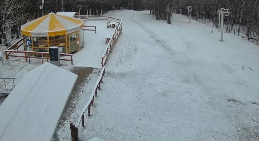 Mielőtt még elhinnék, hogy tavasz van, mutatunk egy képet a péntek hajnali Kékestetőről