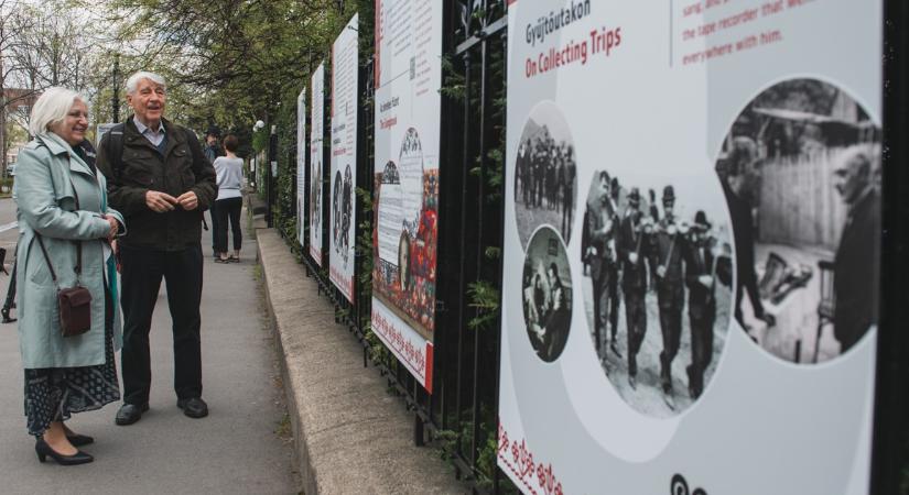 Kerítéskiállítással tisztelegnek Budapesten Kallós Zoltán emléke előtt