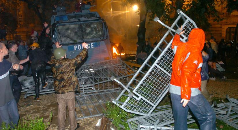 Tudnak valamit, amit mi nem? Már a külföldieket is óva intik a vasárnapi pesti utcáktól