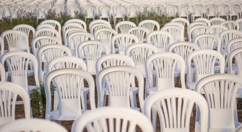 Ettől a trükktől lesz újra fehér az elszürkült műanyag kerti bűtor!