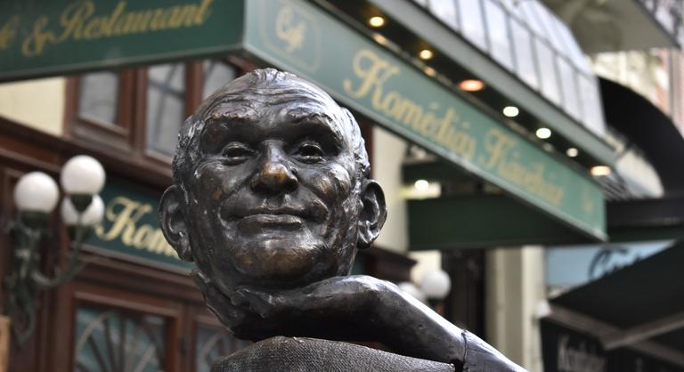 Ott szidta a regnáló hatalmat, ahol tudta, a vezér mégis kedvelte