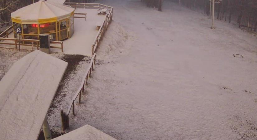 Milyen tavasz? Péntek reggelre leesett a hó a Mátrában és a Bükkben is