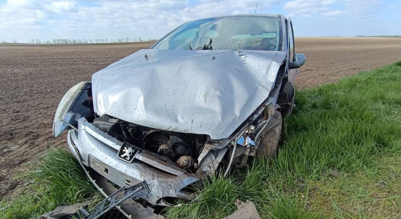 Árokba sodródott egy autó, ketten kórházba kerültek