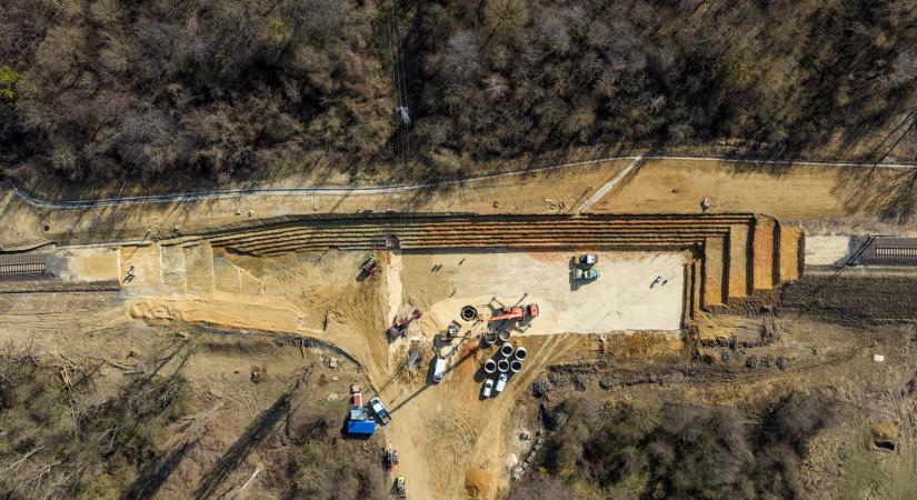 Így húzták ki a megcsúszott dunántúli vasúti szakasz méregfogát – fotókkal