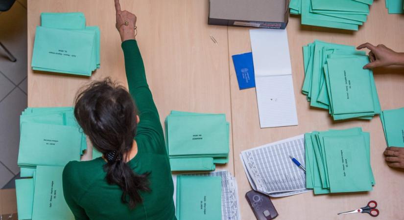 Zöld borítékot kapnak az átjelentkezők és külképviseleten szavazók, a szavazat csak a boríték lezárása után érvényes