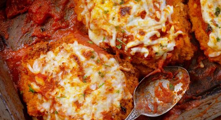 Ropogós bundában sült, parmezános csirkemell: paradicsomszósz borítja a húst