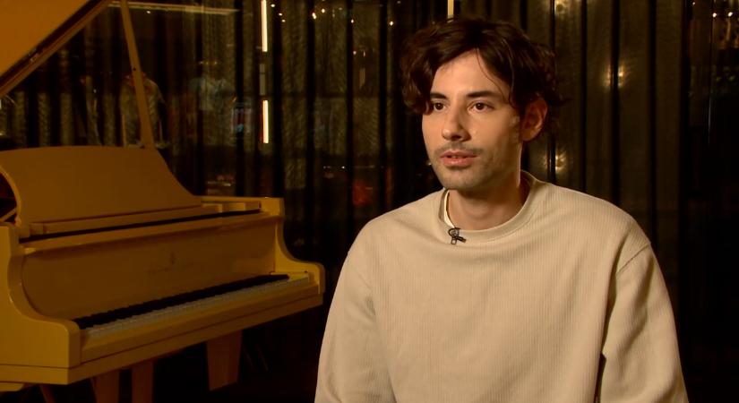 „Önmagammal játszok négykezest” – Péter Bence zongorista újra Budapesten