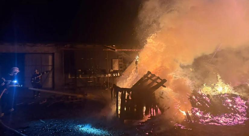 Tűz ütött ki faszénelőállító üzemnél Nagykomjáton