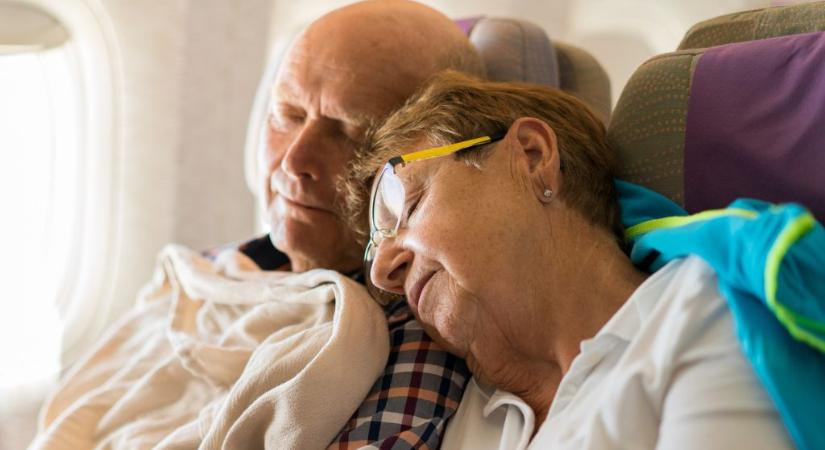 Egy új kutatás szerint a 60 év felettiek nem ülhetnének egymás mellett a repülőn