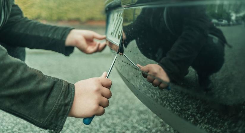 Idegen rendszámmal próbáltak trükközni, vádat emeltek ellenük