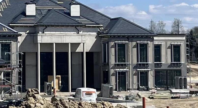 Hadházy új fotókat közölt Mészáros Lőrinc „prosztóklasszicista stílusban” épülő kastélyáról