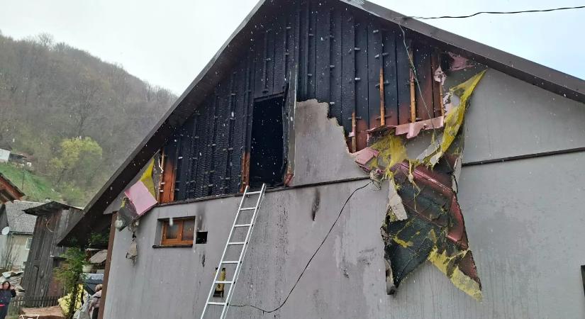 Tűz Rahón: egy családi ház kapott lángra