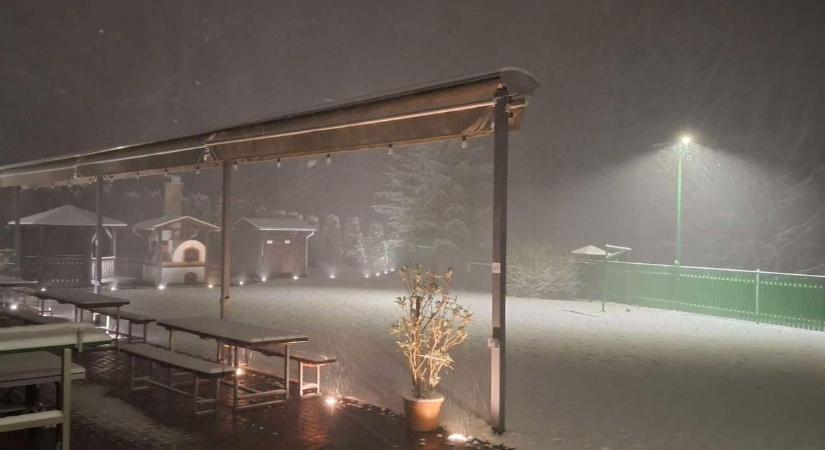 Visszatért a tél - havazott az éjjel Hevesben, a Mátrát hótakaró borítja - fotó, videó