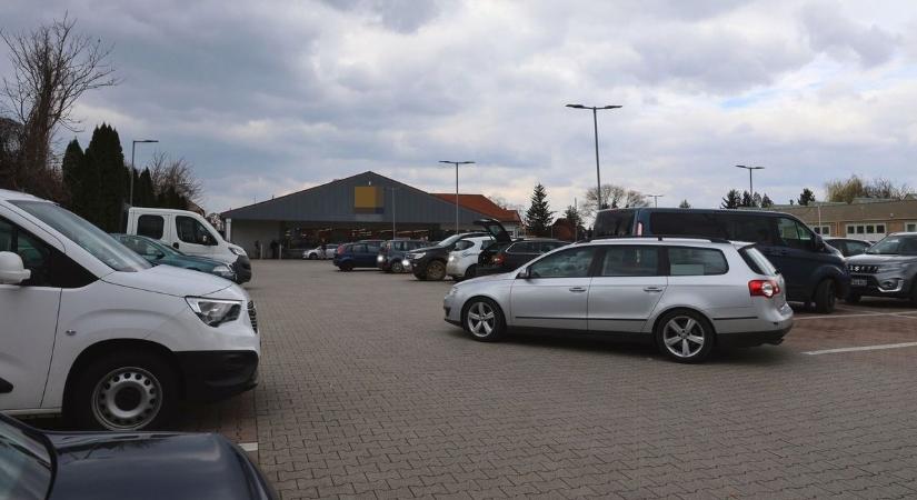 Balhé egy körmendi áruház előtt: alaposan elszabadultak az indulatok