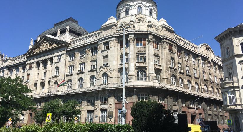 Óriási ingatlaneladás az államnál, másfél év alatt félezer épületet dobott piacra