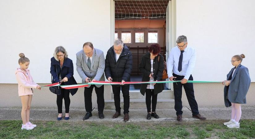 Új utcaseprőgépet és megújult tornatermet adtak át Beremenden a fejlesztéseknek hála