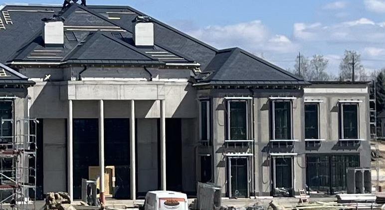 Hadházy Ákos megnézte Mészáros Lőrinc „prosztóklasszicista stílusban” épülő kastélyát