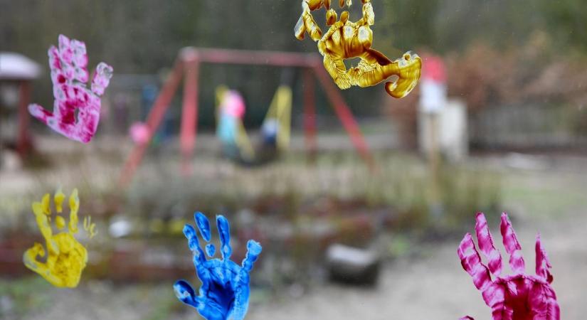 Több gyereket bezárt a játékraktárba, vízzel locsolta és a fülüket húzta egy nevelő a ballószögi bölcsődében