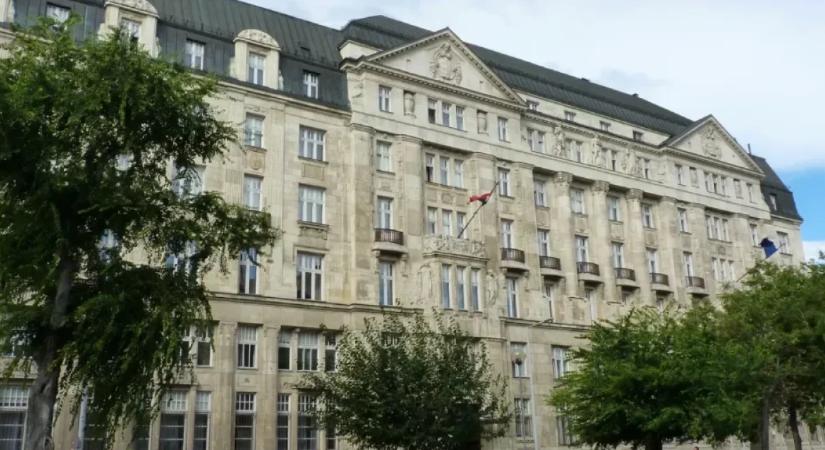 Eladási hullám a választás előtt: mi történik az állami ingatlanokkal?