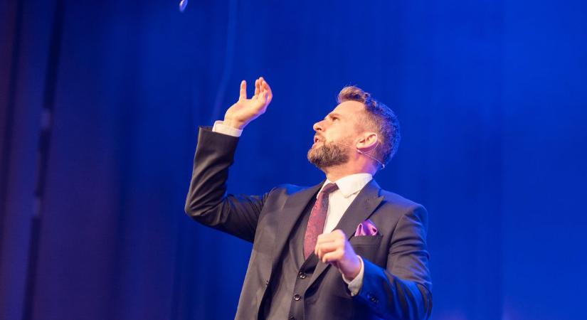 Danny Blue varázslata Szolnokra érkezik – készen állsz a dupla élményre?