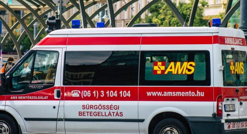 Ilyen még nem volt: percekre meg kellett állnia a mentőnek a budapesti csúcsforgalomban - ki nem találnád, melyik politikus volt az oka