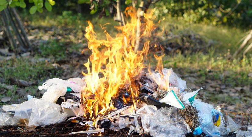 Műanyagot is égettek, ráadásul nem hétfőn