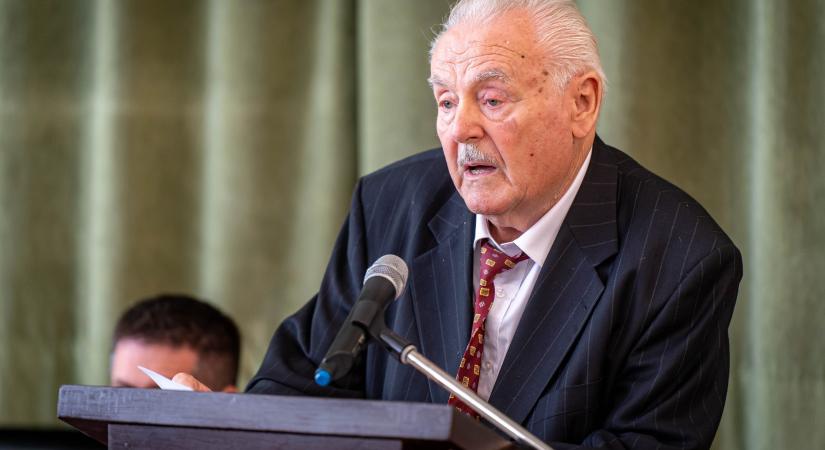 Régi-új felirat a Czuczor Gergely Bencés Gimnázium épületének főhomlokzatán