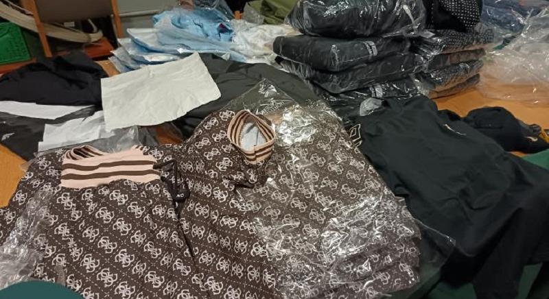 Csempészett cigarettát, alkoholt és hamis ruhákat találtak a román kisbuszban a magyar ellenőrök (VIDEÓ)