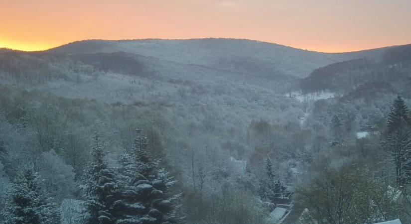 Hol hó, hol dér fehérítette ki a tájat