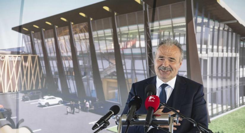 Házkutatást tartottak a milliárdokat elnyelő Szabolcsi Alma Centrumban