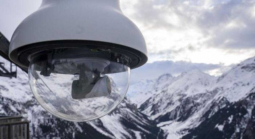 Intim pillanatban kapta el a párt egy időjárási webkamera a hegytetőn