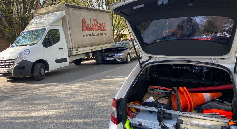 Ne menj erre! Két kisteherautó és egy személygépkocsi ütközött a Vizslaparknál