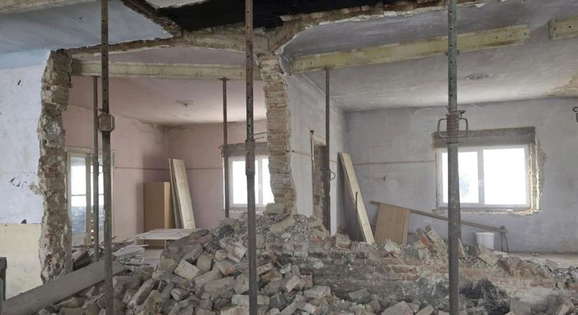 Az akaratukat teszik bele – Generációk látta épület újul meg a zalai faluban, és ez lesz benne