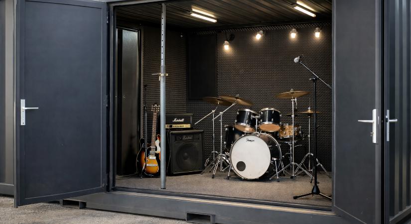 Megérkezett a próbakonténer, júniustól használhatják az esztergomi zenekarok