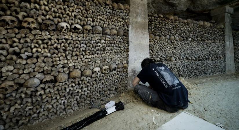 Síri csend: így újították fel a párizsi katakombákat