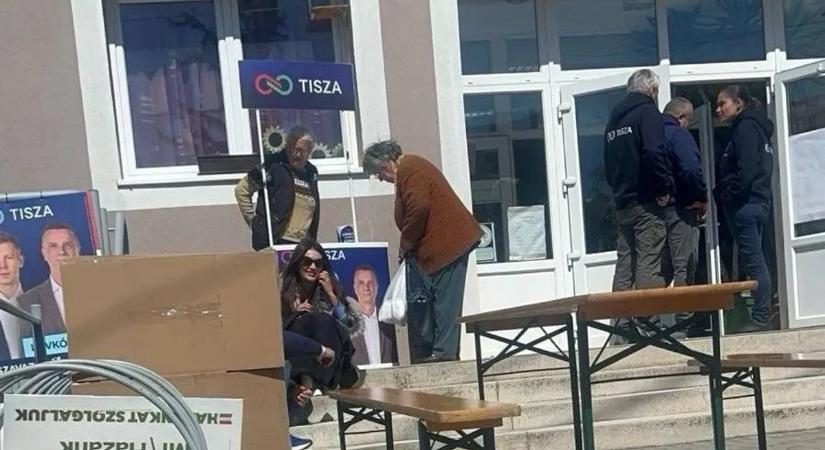 A Tisza jelöltje ruháért, ételért és ötezer forintért próbált szavazatokat gyűjteni Zalában – videó