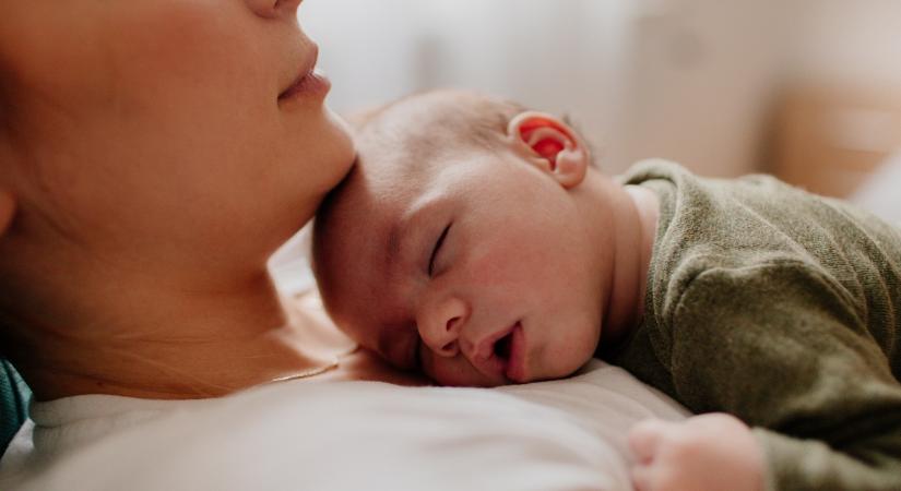 Ágyba bújt egy ikerpárral, nem tudni, melyikük a gyerek apja