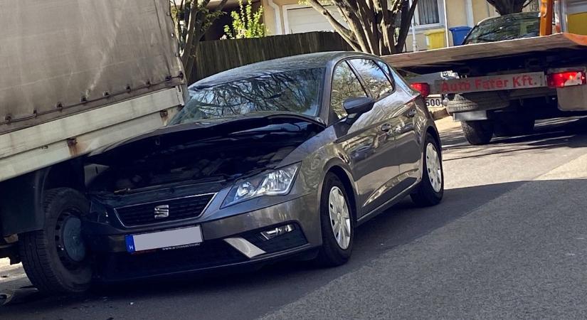 Kisteherautó ütközött parkoló autónak a zalai városban – megszólalt a rendőrség az esetről